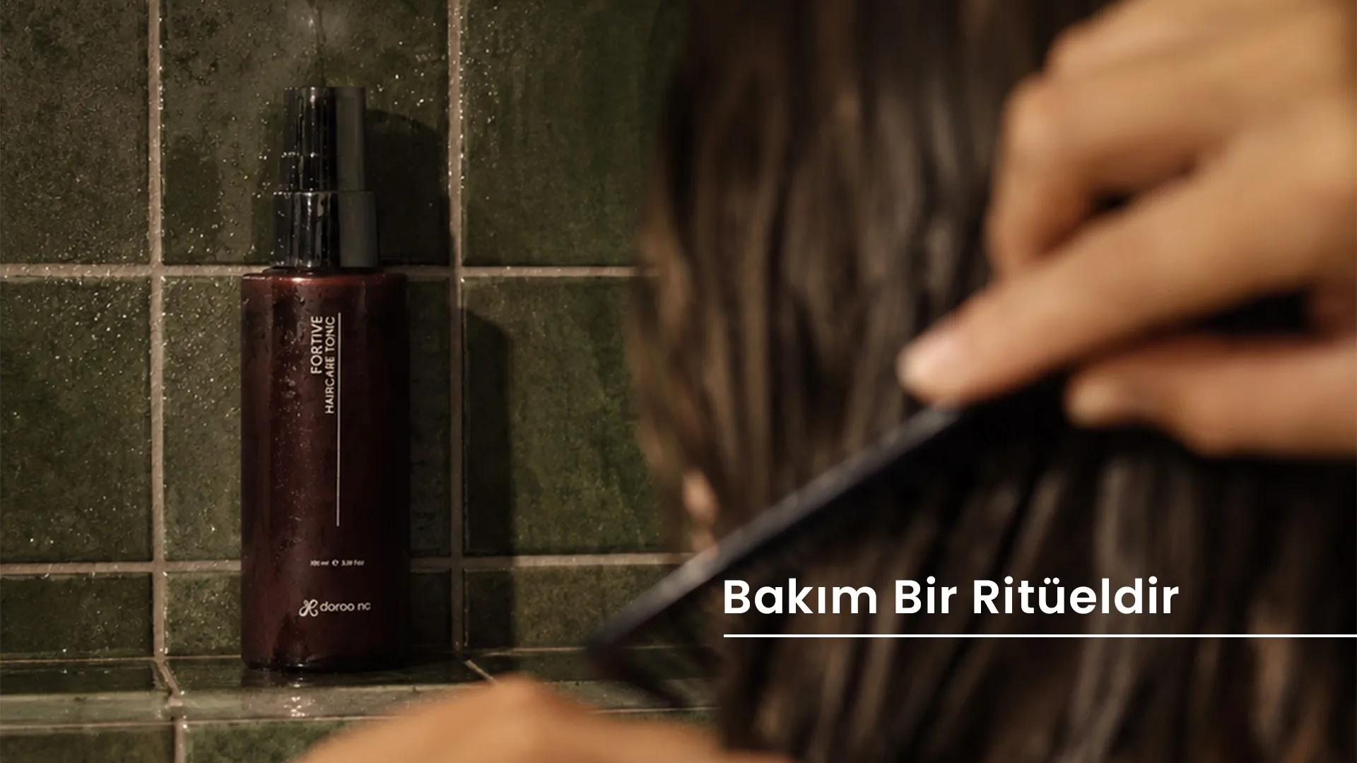 Yeşil banyo karolarının önünde Fortive saç bakım toniği, yanında ıslak saçlarını tarayan bir kişi; görselde “Bakım Bir Ritüeldir” yazısı